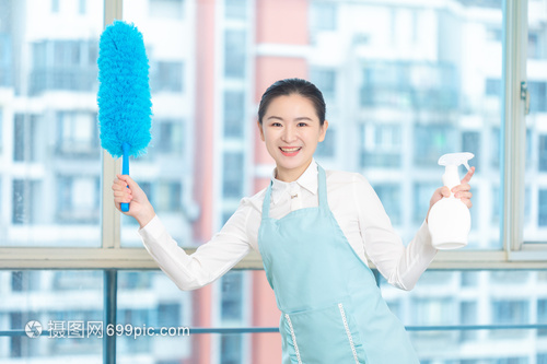 手執(zhí)撣子，拂塵生輝 專業(yè)家政保潔員的形象與服務(wù)